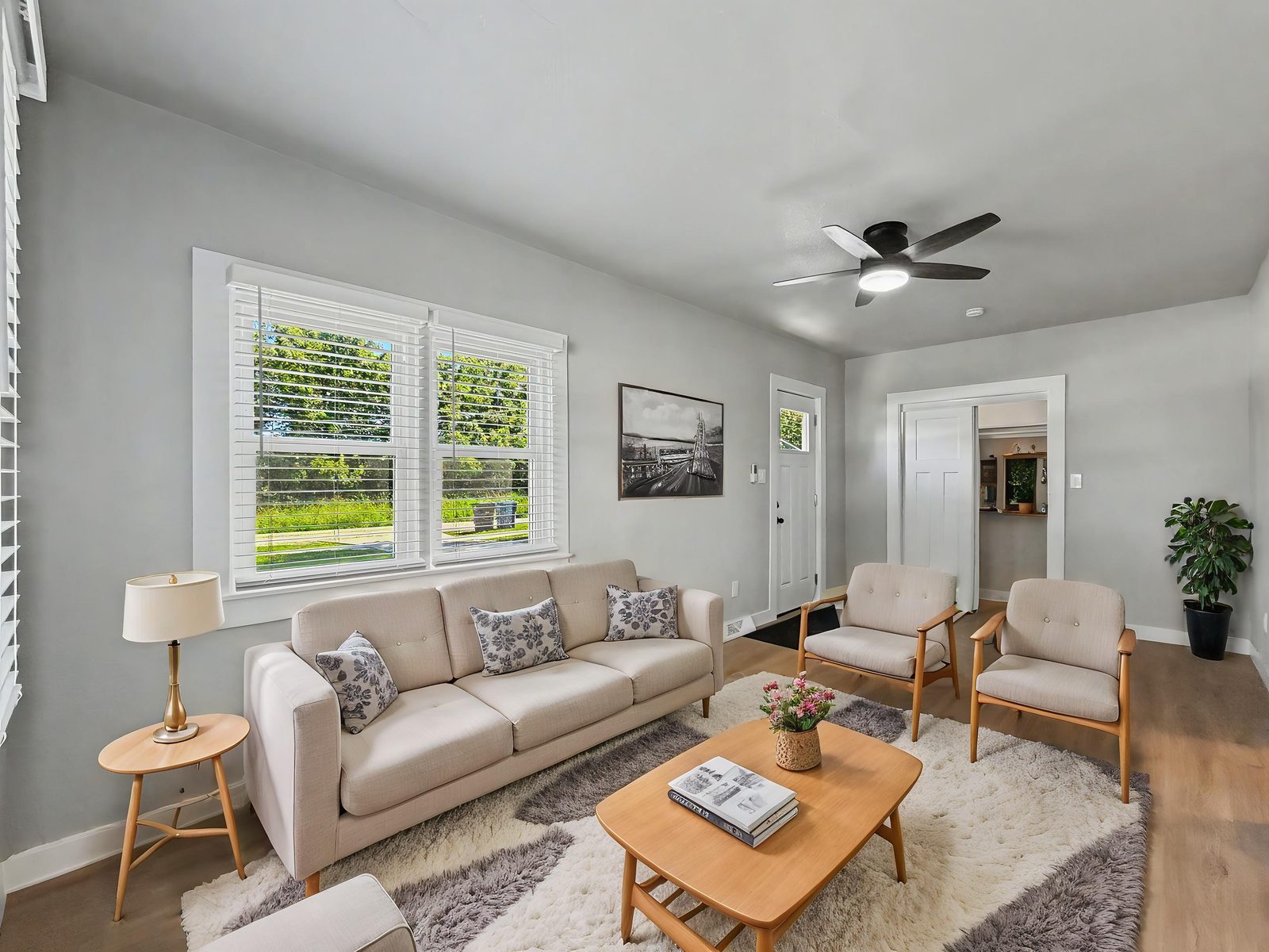 3436 Scott Ave, Des Moines — living and dining area