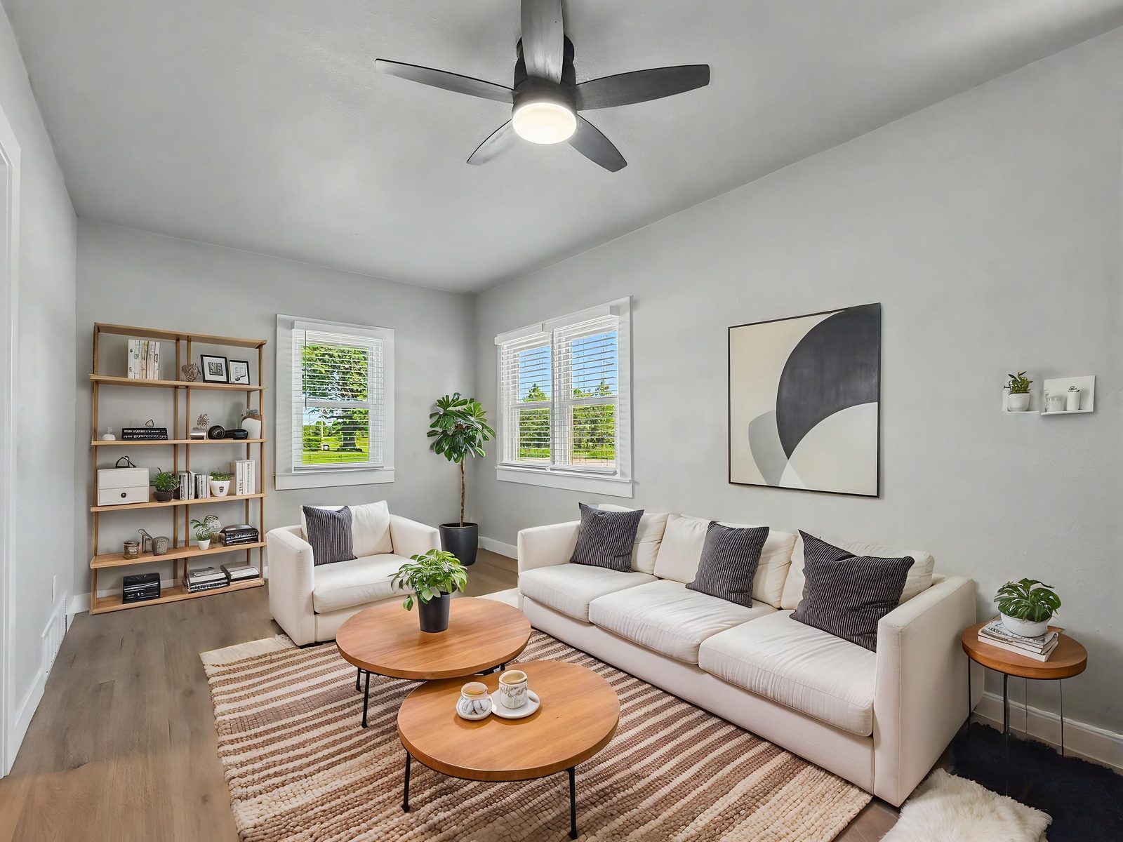 3436 Scott Ave, Des Moines — living area with natural light