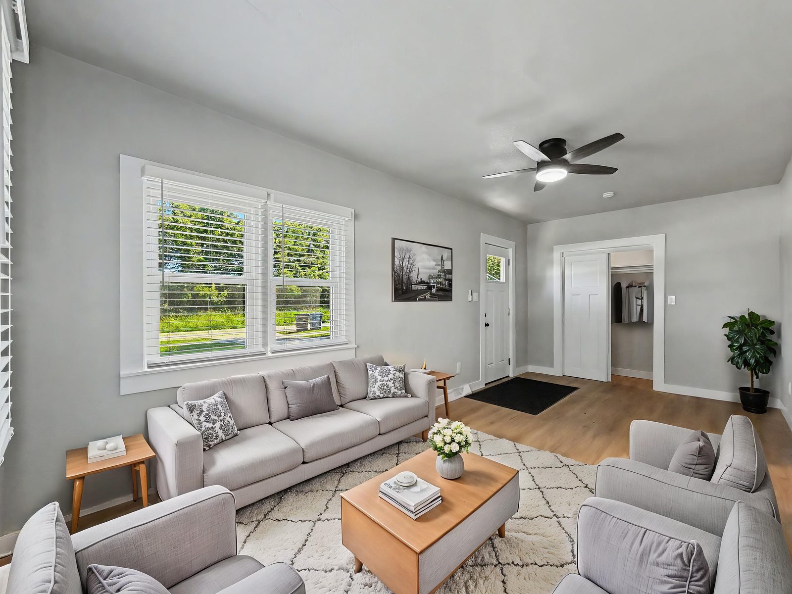 3436 Scott Ave, Des Moines — living room and entry